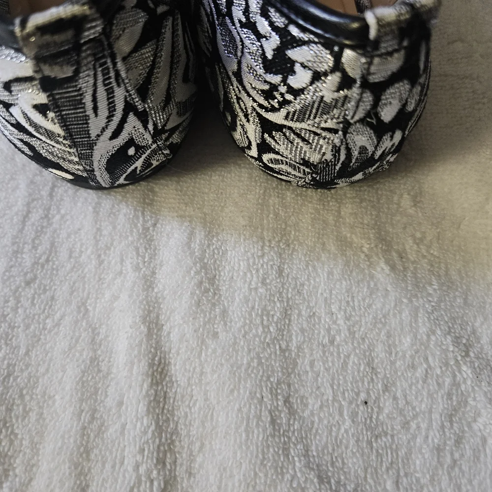 Kaari Blue Black White and Silver Flats - Women - Size 9.5 - Picture 6 of 7